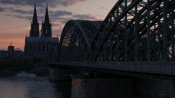 Hohenzollernbrucken ja Kölnin katedraalin staattinen leike auringonlaskun aikaan Saksassa
  - Materiaali, video