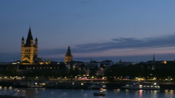 夜のライトに Hohenzollernbrucke とケルン大聖堂、ライン全体のパンします。青の時間中に撮影 - 映像、動画