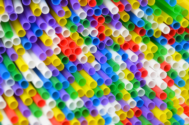 Picia słomki plastikowe kolorowe, z bliska jako tło - Zdjęcie, obraz