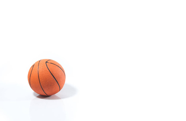 Маленький баскетбол для детей или домашних животных на изолированном белом фоне. Объект спортивной концепции
 - Фото, изображение