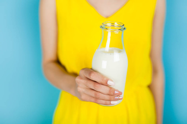 žena držící láhev mléka - Fotografie, Obrázek