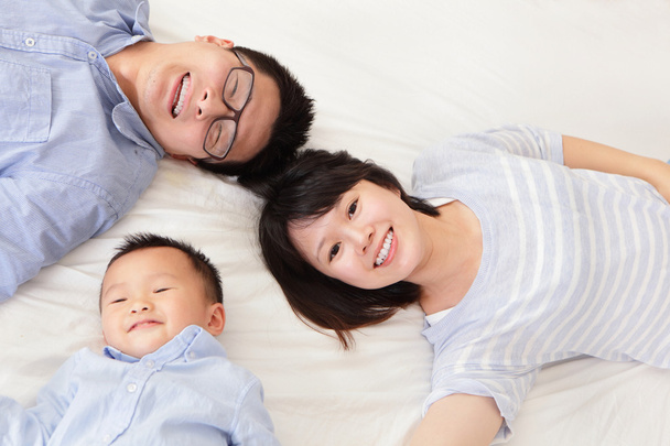 Happy family with children in bed - Valokuva, kuva