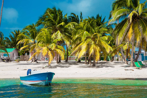 Dominikai Köztársaság, Saona sziget - Mano Juan Beach. Halászfalu - Fotó, kép