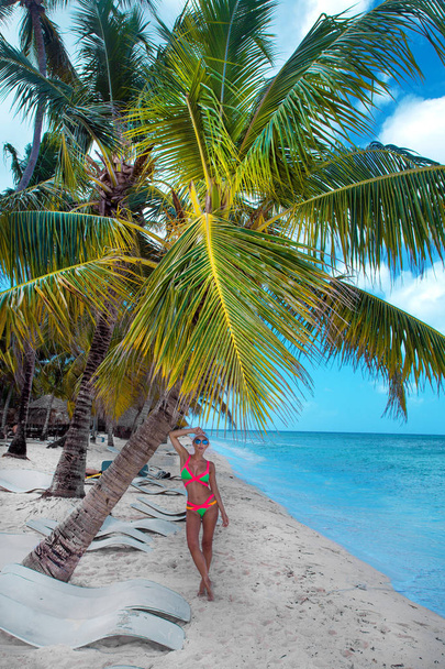 schöne Frau im Bikini am Strand der Dominikanischen Republik - Foto, Bild