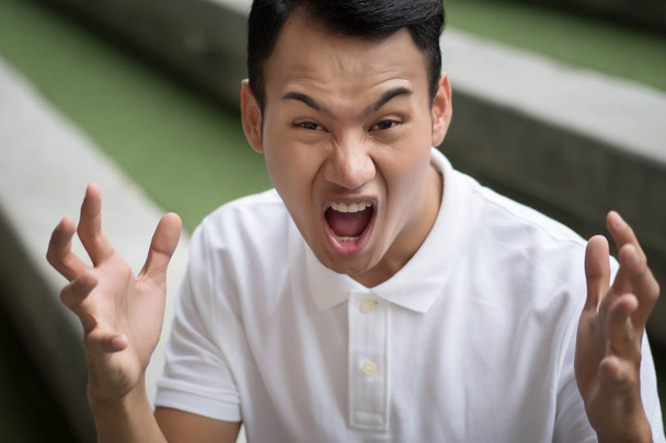 emocionado enojado hombre molesto gritando; hombre infeliz gritando; asiático joven adulto hombre modelo
 - Foto, imagen