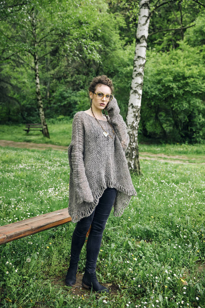 Kaunis nuori nainen silmälasien kanssa ulkona metsässä
 - Valokuva, kuva