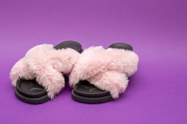Sandalias de verano para mujer con pelusa rosa
 - Foto, Imagen