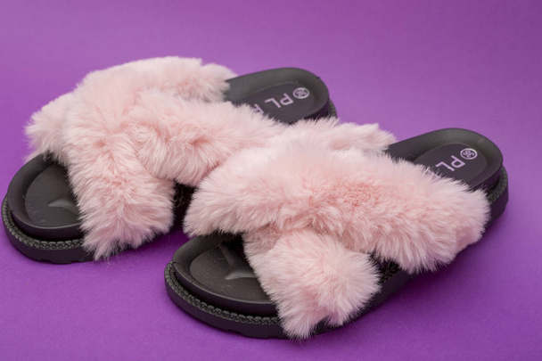Sandales d'été pour femmes avec duvet rose
 - Photo, image