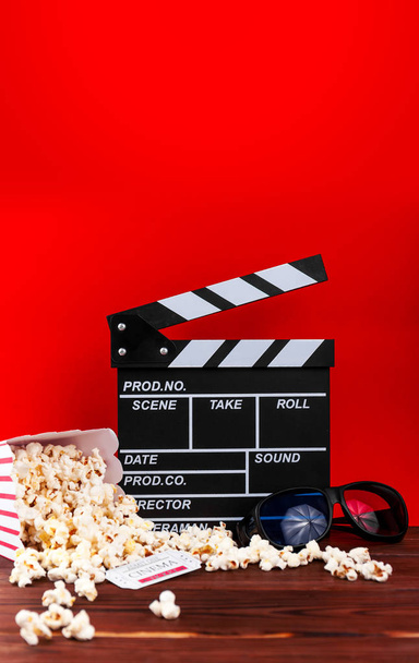 Bioscoop Filmklapper, popcorn, tickets en 3D-bril op houten planken met kopie ruimte - Foto, afbeelding