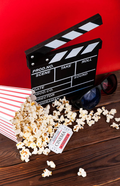 Panneau de cinéma, pop-corn, billets et verres 3D sur planches de bois avec espace de copie
 - Photo, image