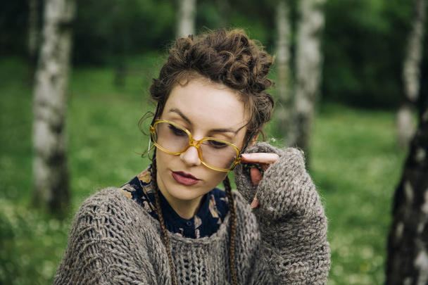 Dość młoda kobieta z okularów na zewnątrz w lesie - Zdjęcie, obraz
