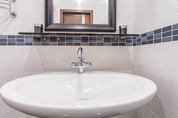 Modern musluk ve banyo seramik lavabo yakın çekim - Fotoğraf, Görsel