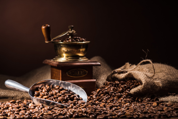 вінтажна кавоварка з соломою та вереском на сільському дерев'яному столі
 - Фото, зображення