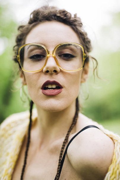 Портрет красивої молодої жінки в окулярах на відкритому повітрі
 - Фото, зображення