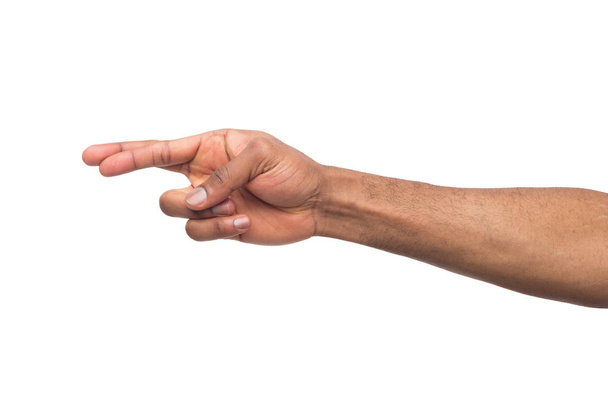 Черная рука скрестила пальцы за удачу, изолированную на белом
 - Фото, изображение