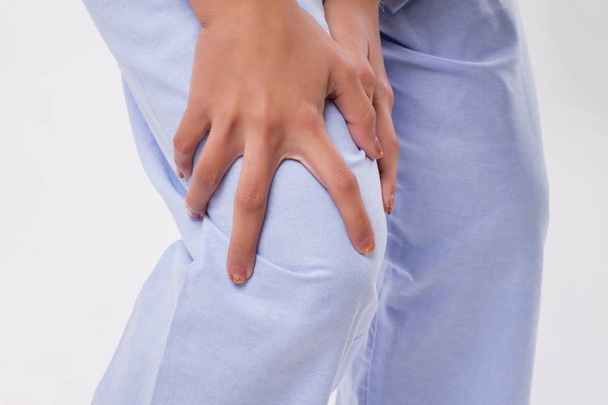 женщина страдает от боли в коленном суставе, артрита, подагры
 - Фото, изображение