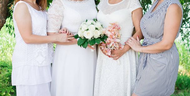 Close Up nevěsta a družičky drží květiny. Detailní záběr - Fotografie, Obrázek