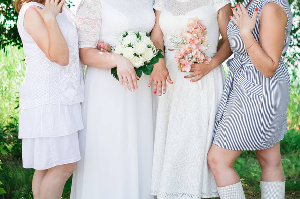 Ближе к невесте и подружкам невесты, держащим цветы. Закрыть
 - Фото, изображение