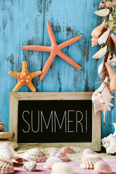 Detailní záběr na tabuli s letní text napsán v něm vedle mnoha conches, mušle a starfishes modré rustikální dřevěné pozadí - Fotografie, Obrázek