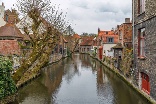 Vista del canal de Brujas con casas históricas, Bélgica
 - Foto, imagen