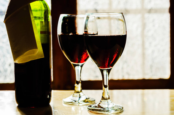 червоне вино в келиху, святкування миті з келихом вина, вишуканий лікер для гурманів, винзавод
 - Фото, зображення