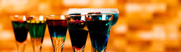 Maukkaat ja värikkäät juomat, jotka perustuvat erilaisiin alkoholeihin, siirappeihin ja likööreihin, baarimikon työn ainutlaatuinen vaikutus, juhlayö
 - Valokuva, kuva