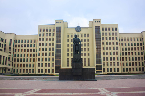 Mińsk - 17 listopada 2017 r. Budynek domu rządu i pomnika Lenina w Mińsku, Białoruś - Zdjęcie, obraz