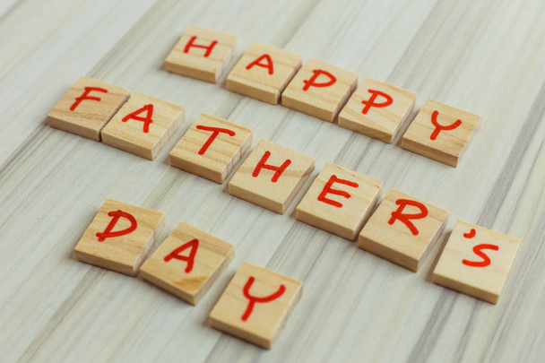 Το αλφάβητο σε μικρό πιάτο σε μπλε φόντο για την ημέρα του πατέρα εικόνα - Φωτογραφία, εικόνα