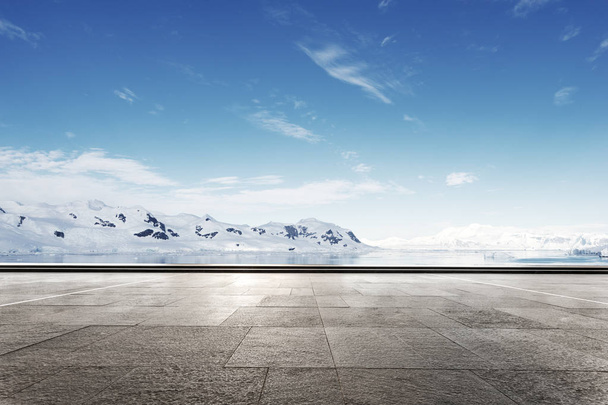 arka plan olarak kar Dağları ile boş tuğla zemin - Fotoğraf, Görsel