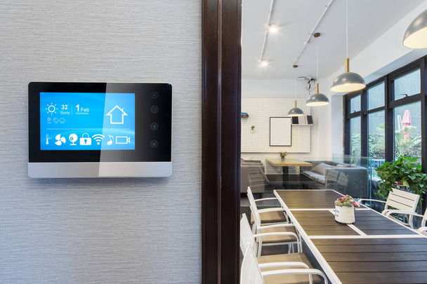 Smart Home App im Bedienfeld in modernem Restaurant - Foto, Bild