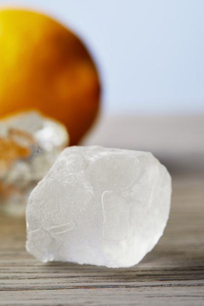 close-up shot of lemon and ice cubes on wooden surface - Foto, Imagem