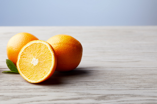 Nahaufnahme eines Bündels reifer Orangen auf hölzerner Oberfläche - Foto, Bild