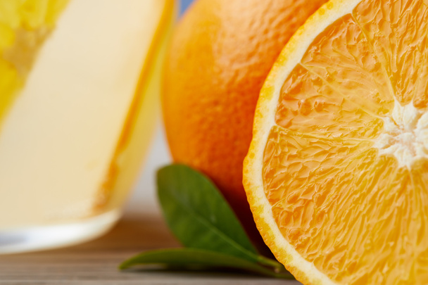 közeli lövés pohár limonádé fa felületre érett narancs - Fotó, kép