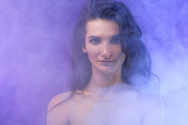 portrait of nude elegant girl in smoke on purple  - Foto, imagen