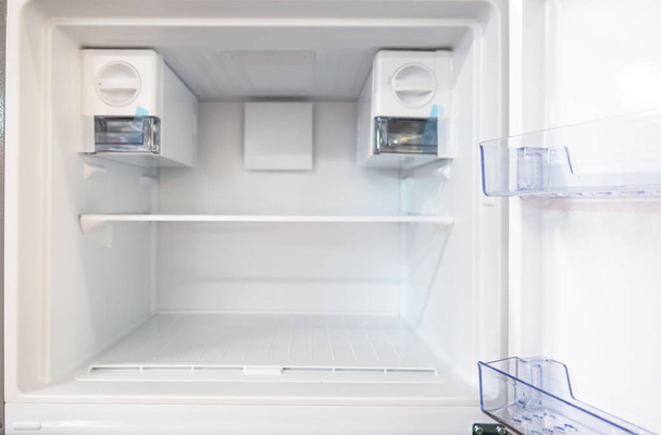 abrir o refrigerador branco novo vazio dentro da geladeira com prateleiras
 . - Foto, Imagem