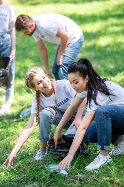 młodzi ochotnicy szczęśliwy czyszczenia zielony trawnik  - Zdjęcie, obraz
