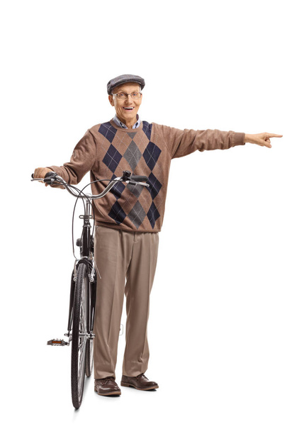 Portrait complet d'une personne âgée avec un vélo pointant isolé sur fond blanc
 - Photo, image