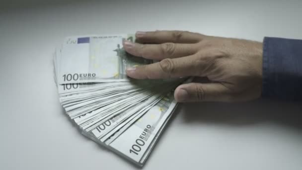 Podnikatelů ruce počítání stovek Euro bankovek u stolu - Záběry, video