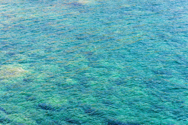 Mar con aguas cristalinas como fondo abstracto en la Costa Brava, Girona, Cataluña, España
 - Foto, Imagen
