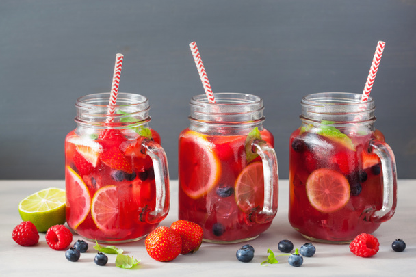 zomer berry limonade met limoen en de munt in mason jar - Foto, afbeelding