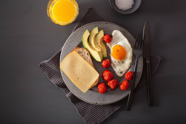 gebakken ei, avocado, tomaat voor gezond ontbijt - Foto, afbeelding