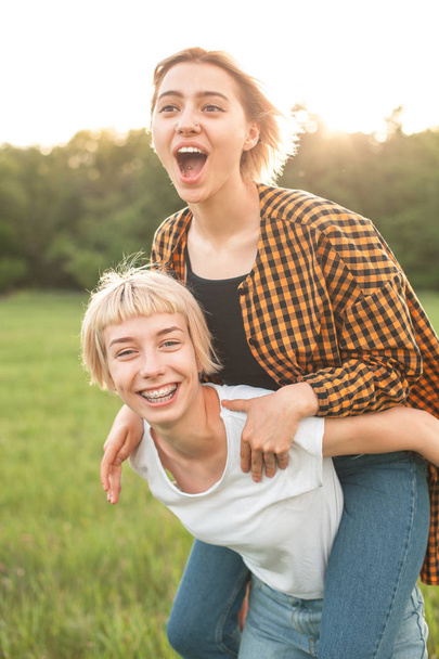 İki neşeli genç kadın dışarıda eğleniyor - Fotoğraf, Görsel