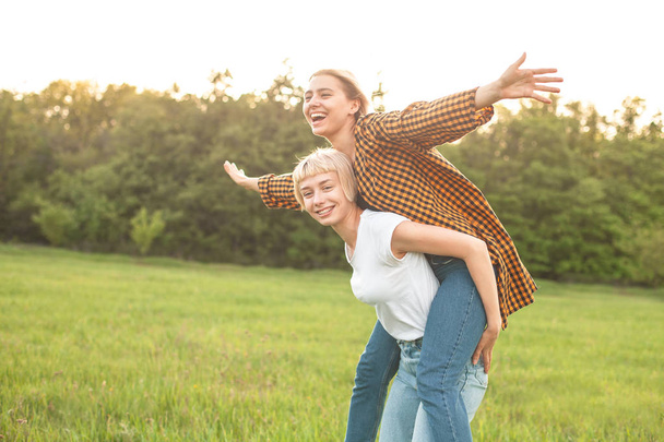 Dos chicas alegres divirtiéndose al aire libre
 - Foto, Imagen
