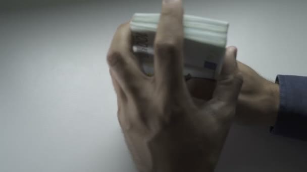 Les hommes d'affaires mains comptant cent billets d'euros à une table
 - Séquence, vidéo