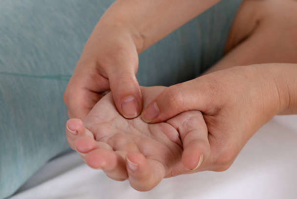 Akupresszúra. A terapeuta gyógyító kezelés kezelés a női kéz csinál. Alternatív gyógyászat, a fájdalom mentességet koncepció - Fotó, kép