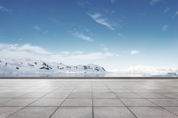 Leerer Ziegelboden mit Schneebergen als Hintergrund - Foto, Bild