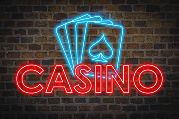 Neon teken met tekst Casino en vier speelkaarten licht op de achtergrond van een keramische wand. - Foto, afbeelding