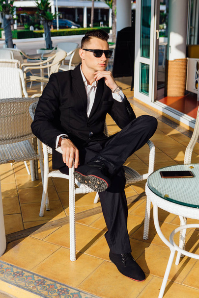 Handsome businessman relaxing during coffee break in a cafe - Foto, Bild