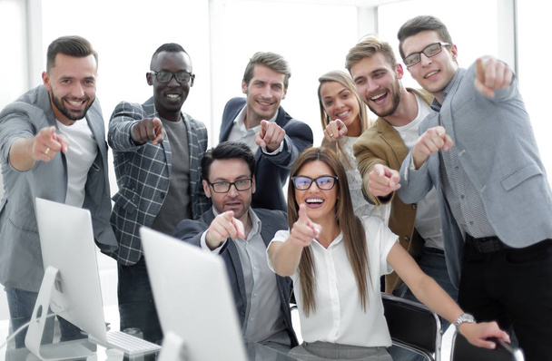 equipa de negócios feliz está apontando para você
 - Foto, Imagem