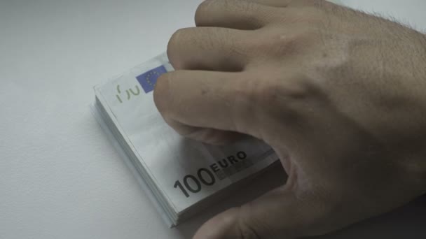 Üzletember kezek számolás száz euró számlák egy asztalnál - Felvétel, videó
